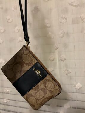 Coach CJ792 Corner Zip Wristlet